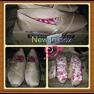 BRAND NEW BOBS 7 1/2 by SKECHERS NEW PRICE