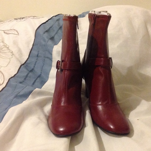 Maroon boots (brand new)