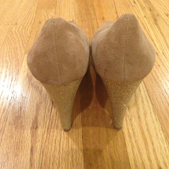 Tan Tahari Platform Pumps - Picture 3 of 4