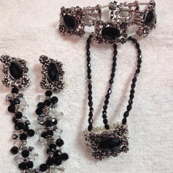 Handmade ring, bracelet and earring set - Picture 2 of 4