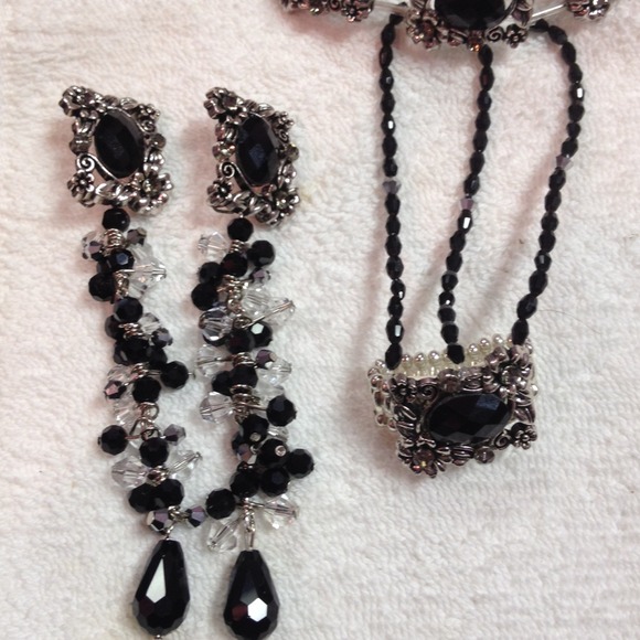 Handmade ring, bracelet and earring set - Picture 3 of 4