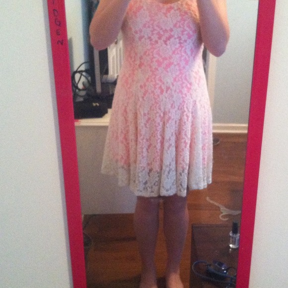 Lace dress - Picture 2 of 3