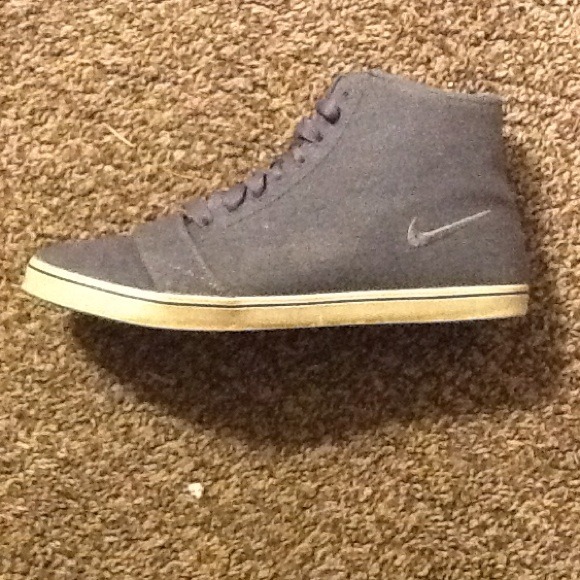 Price drop❗️Cute Gray nike high top shoes.Size 7.5
