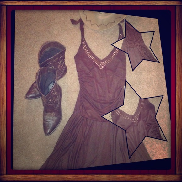 ❗️PR⬇️Beautiful brown dress with gold studs😃