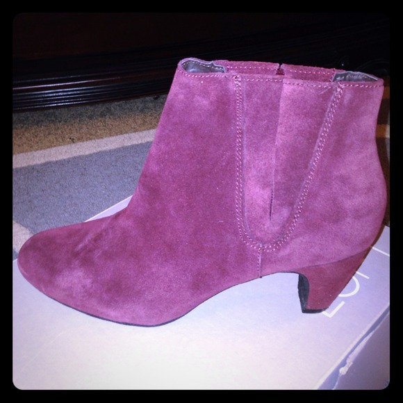 Suede short wine color booties