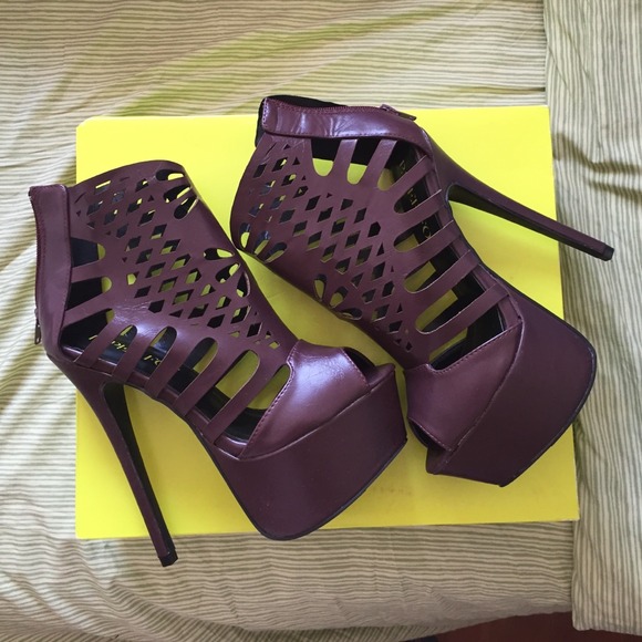 Paper Fox Cut out Pumps