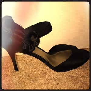 Satin pumps