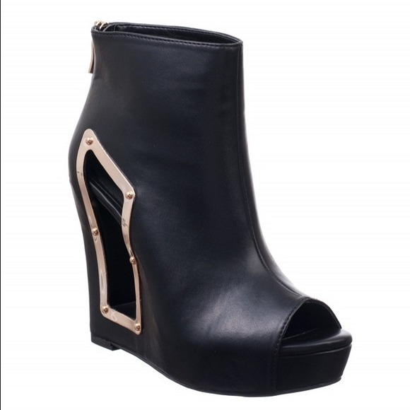 💰💰SOLD💰💰BCBGeneration Black Wedge Booties