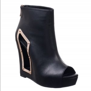 💰💰SOLD💰💰BCBGeneration Black Wedge Booties