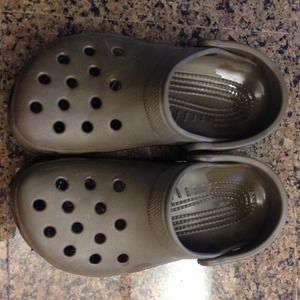 Brown crocs size 8. Excellent condition.
