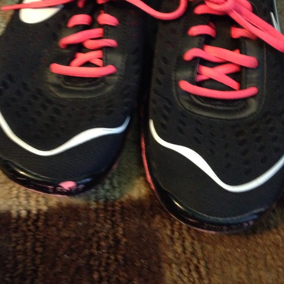 Black and hot pink Nike Trainer