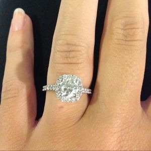 Engagement Ring, 1.01 Carat (center stone)