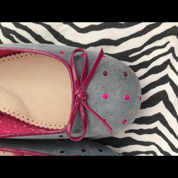 Gray flats with magenta polka dots and patent bow - Picture 3 of 4