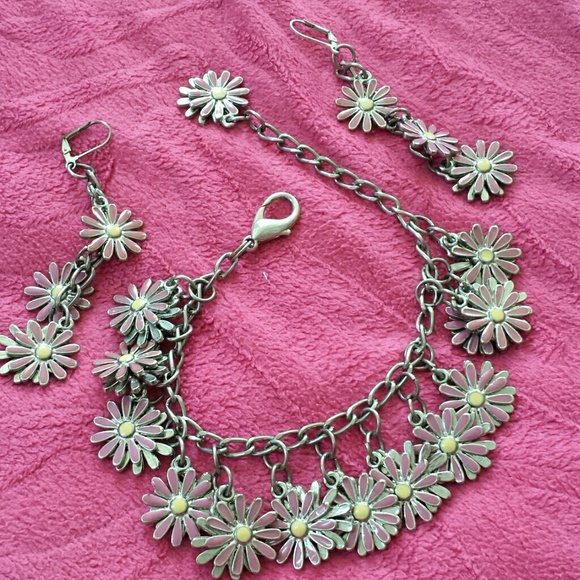 Pink Daises Charm Bracelet - Picture 3 of 4