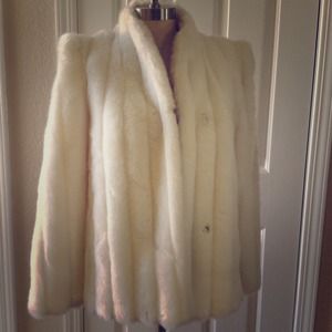 TRUE VINTAGE VTG FAUX FUR COAT