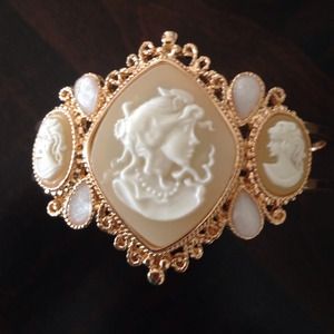 🎉3x  Host Pick🎉 Yellow Goldtone cameo bracelet