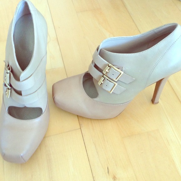 MRKT Shoes - 🎉HP🎉 Tan square toe high heel booties