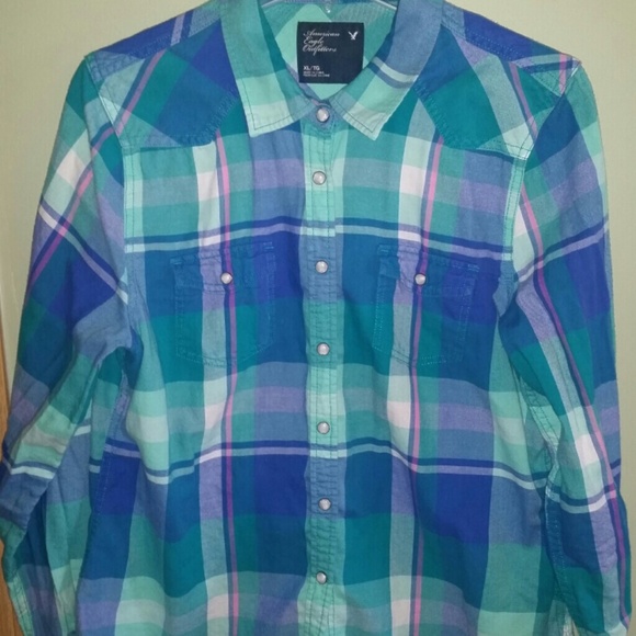 American Eagle top woman.