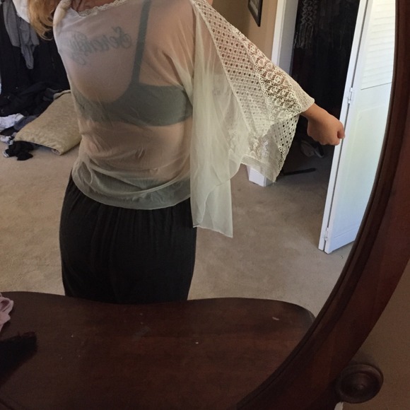 ❌SOLD in Bundle❌🆓 with purchase ❤️ Lace cover-up - Picture 2 of 3