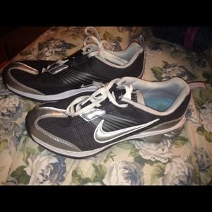 Nike size 8 women's DiamondFlx Running Shoe!