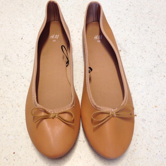 New adorable light brown flats