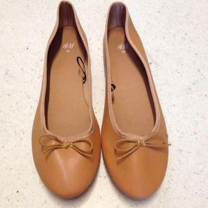 New adorable light brown flats