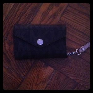Michael kors iphone wristlet