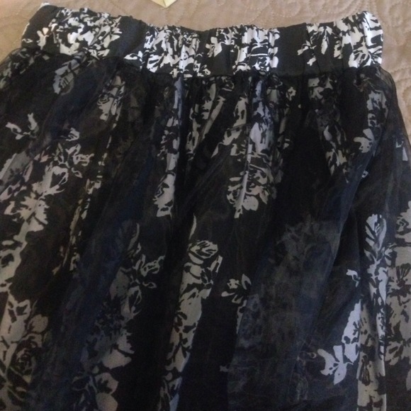 💥sold💥 black and white skirt NWOT!! - Picture 2 of 3
