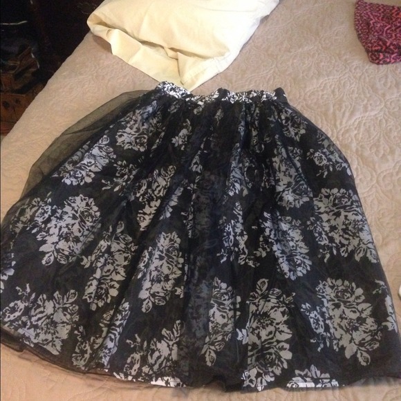 💥sold💥 black and white skirt NWOT!! - Picture 3 of 3