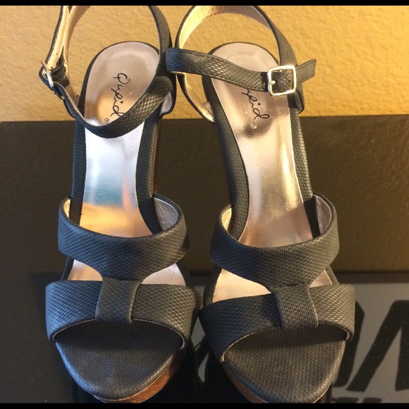 Qupid Black sandals. Sz 61/2. Great condition - Picture 2 of 4