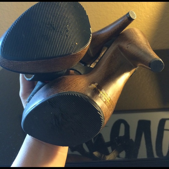 Qupid Black sandals. Sz 61/2. Great condition - Picture 4 of 4