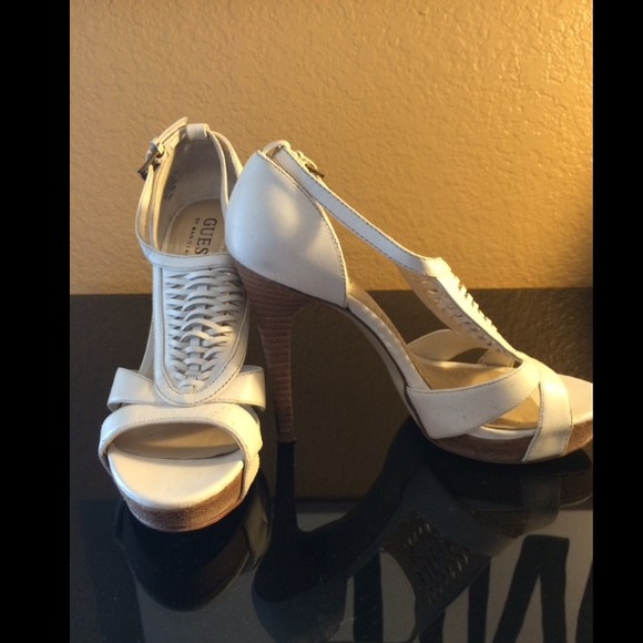 GUESS WHITE  SANDALS! Sz 61/2 Great Condition. - Picture 2 of 4
