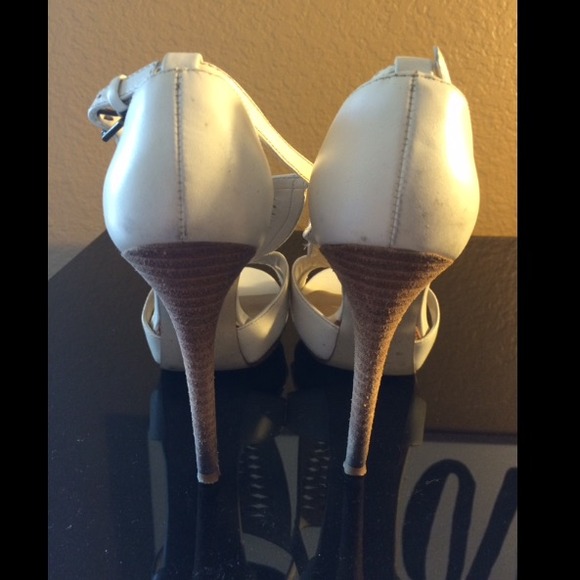 GUESS WHITE  SANDALS! Sz 61/2 Great Condition. - Picture 4 of 4