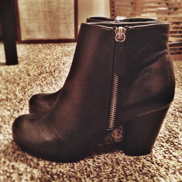 Best Black Chelsea Boots--Great for Fall/Winter!
