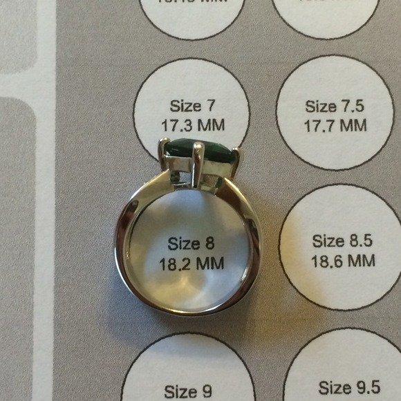 Fashion Ring w/green diamond shaped stone - Picture 2 of 4