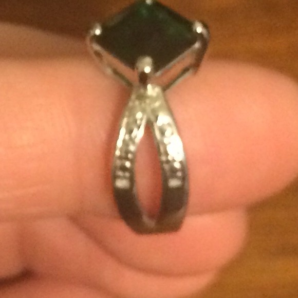 Fashion Ring w/green diamond shaped stone - Picture 4 of 4