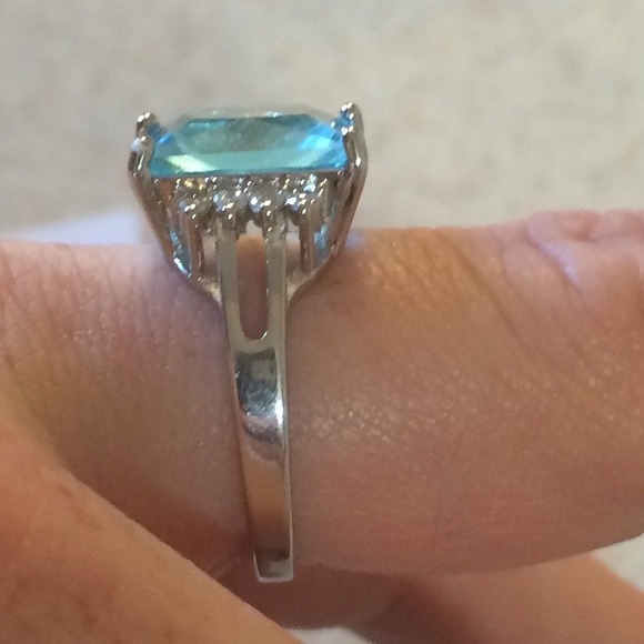 Fashion Ring w/blue stone - Picture 2 of 3