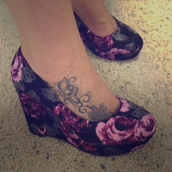 Floral platform wedges