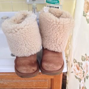 Authentic 3 button bailey uggs