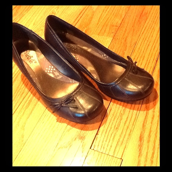 Brown leather low heeled Mudd shoes