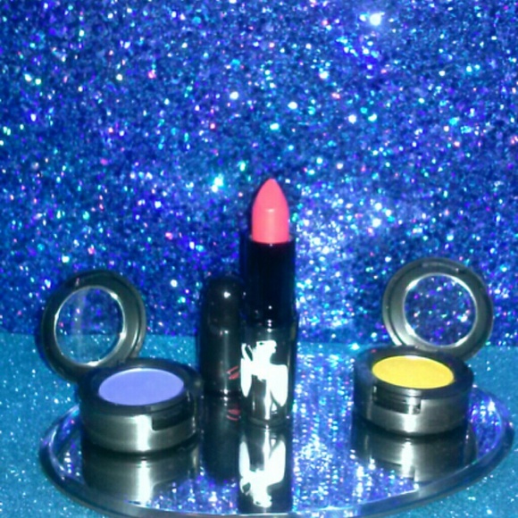 Authentic MAC trade value: 75 - Picture 1 of 1