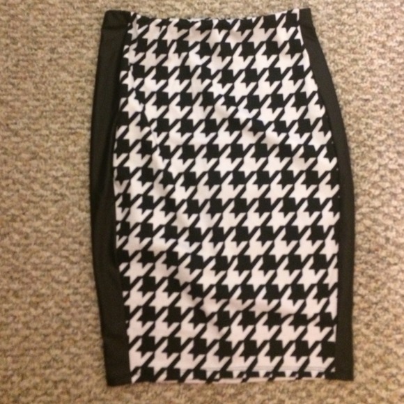 NWOT High waisted houndstooth skirt
