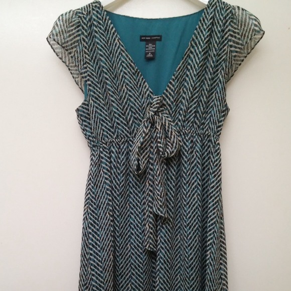 NEW YORK & COMPANY knee length dress. Size 8