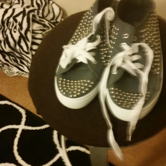 Tennis shoes lowest price