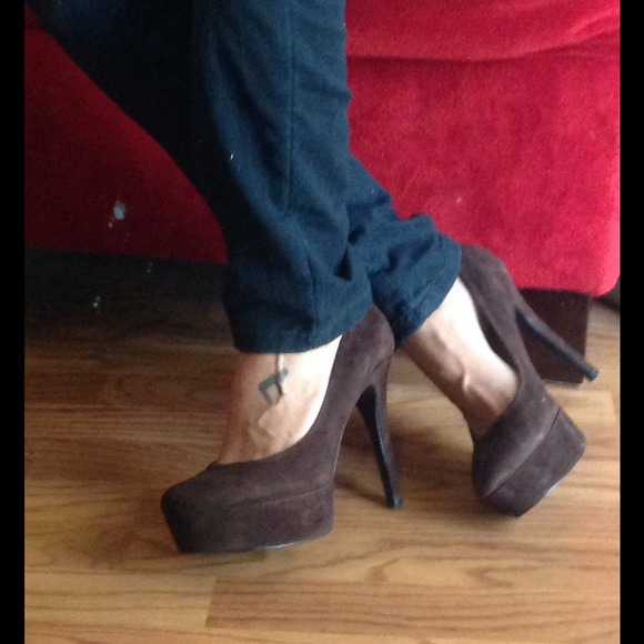 Suede guess pumps 7 1/2.