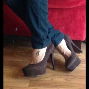 Suede guess pumps 7 1/2.