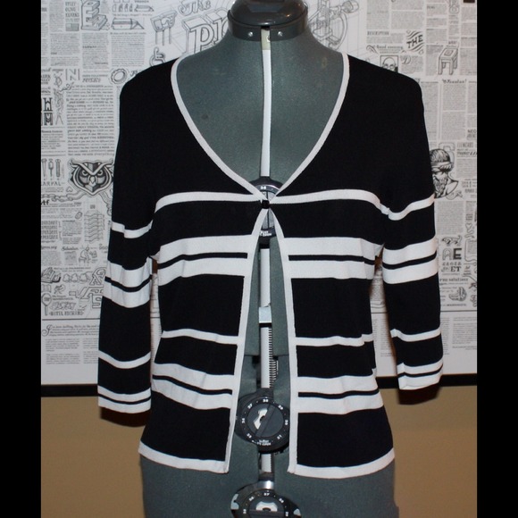 (Bundled) Black and white top "cover"