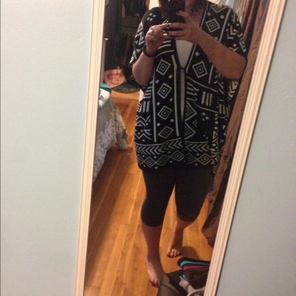 Aztec / geometric cardigan. - Picture 2 of 4