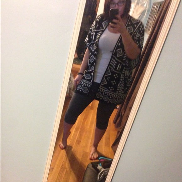 Aztec / geometric cardigan. - Picture 4 of 4