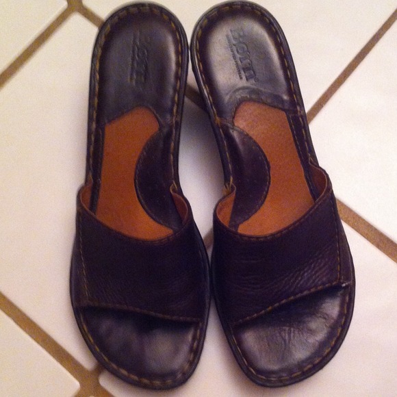 ⬇️Born brown leather sandals.